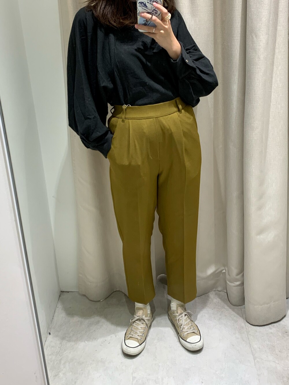 イエロー系のその他パンツ、ブラック系のシャツ/ブラウスを着用したレディースの秋コーディネートの1枚目の写真