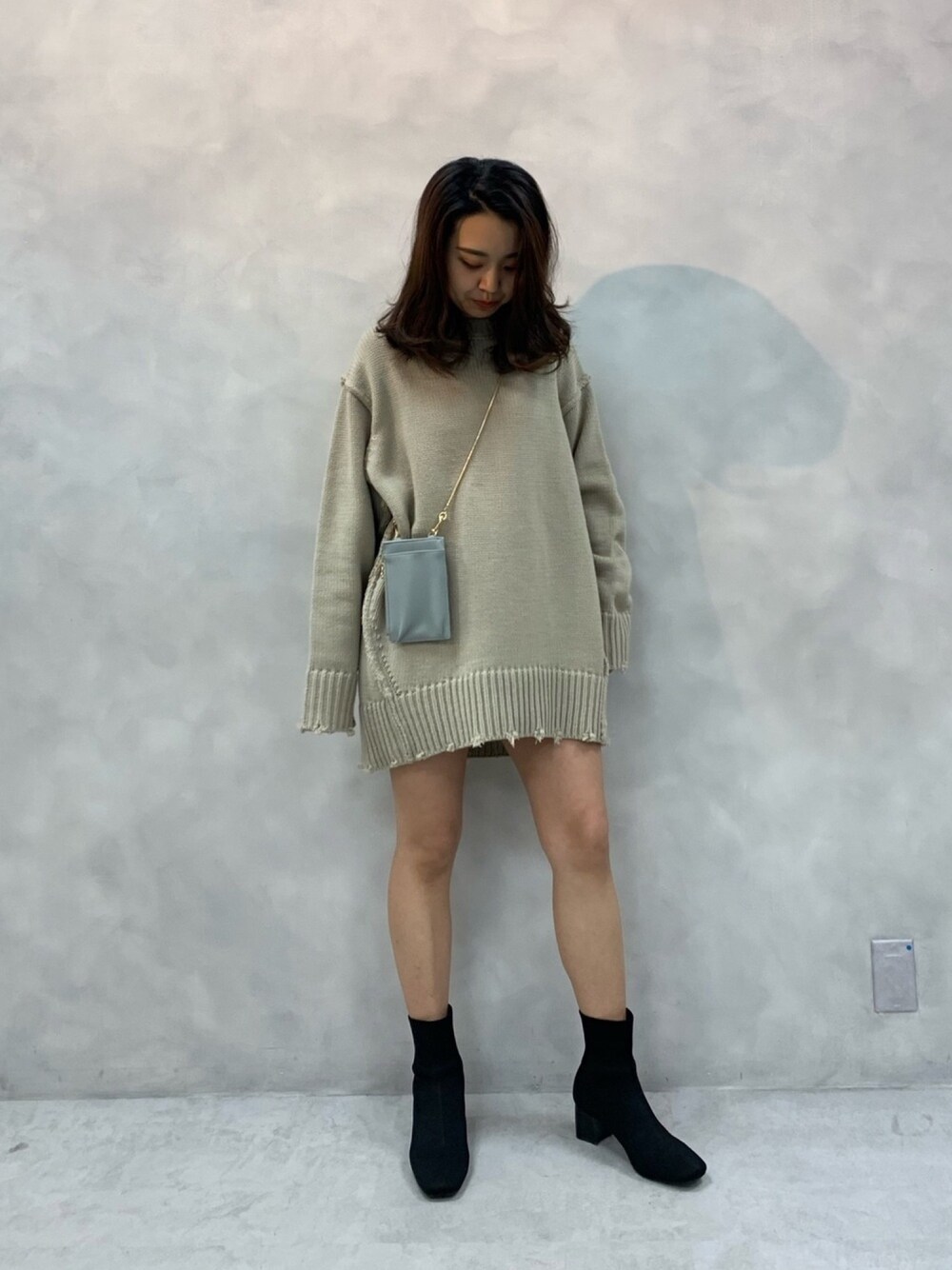 「オトナカジュアル、きれいめカジュアル、ニットコーデ、ニットワンピース、ダメージニット、ニット、ブーツ」｜「natural coutureの【WEB限定カラー有り】アウトシームダメージニット（ニット/セーター、ベージュ系）」を使った、NaNaMiさん（レディース・157cm）の冬コーディネートの1枚目の写真