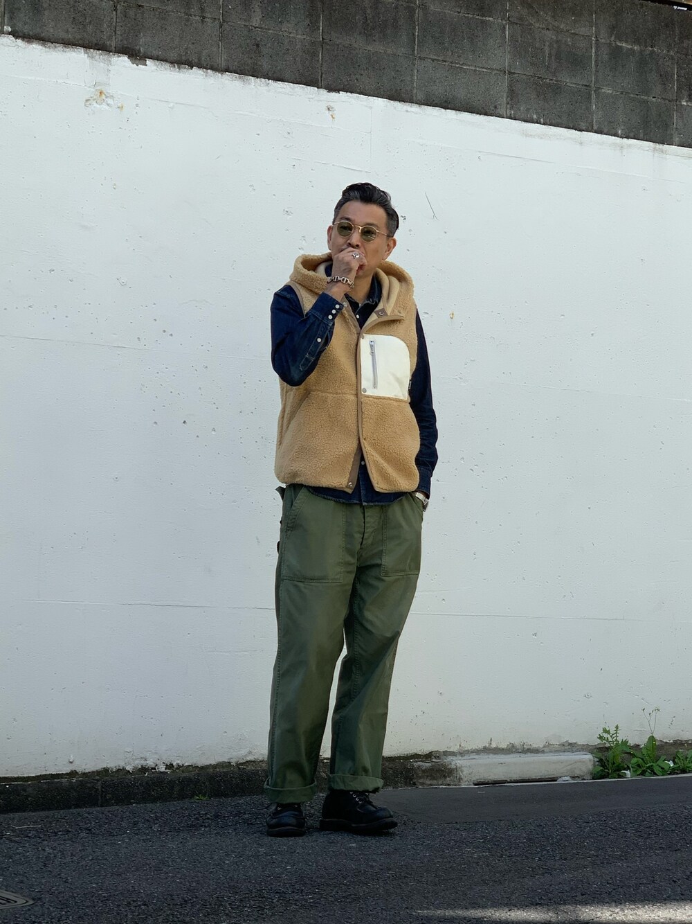 グリーン系のその他パンツを着用したメンズの秋コーディネートの1枚目の写真