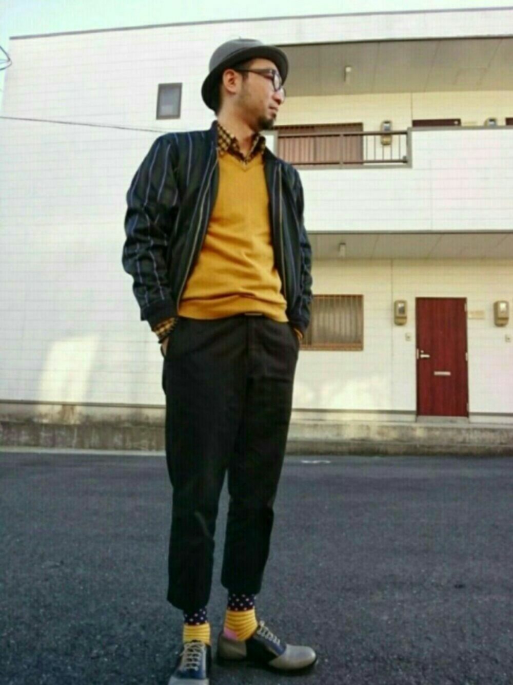 「春コーデ、大人カジュアル、カジュアル、サドルシューズ、ハット、レイヤードスタイル、ニット、柄ソックス」｜「Happy SocksのSTRIPE DOT - yellow（ソックス/靴下、イエロー系）」を使った、Go店長さん（メンズ・179cm）の冬コーディネートの1枚目の写真