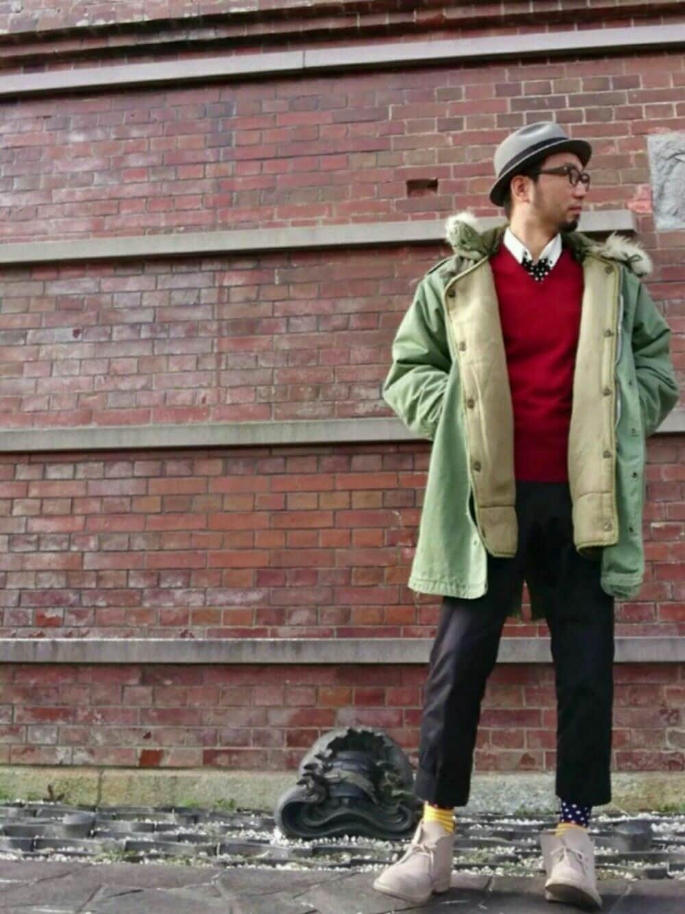 ブラウン系のニット/セーター、ブラック系のシャツ/ブラウス、ベージュ系のその他シューズを着用したメンズの春コーディネートの1枚目の写真