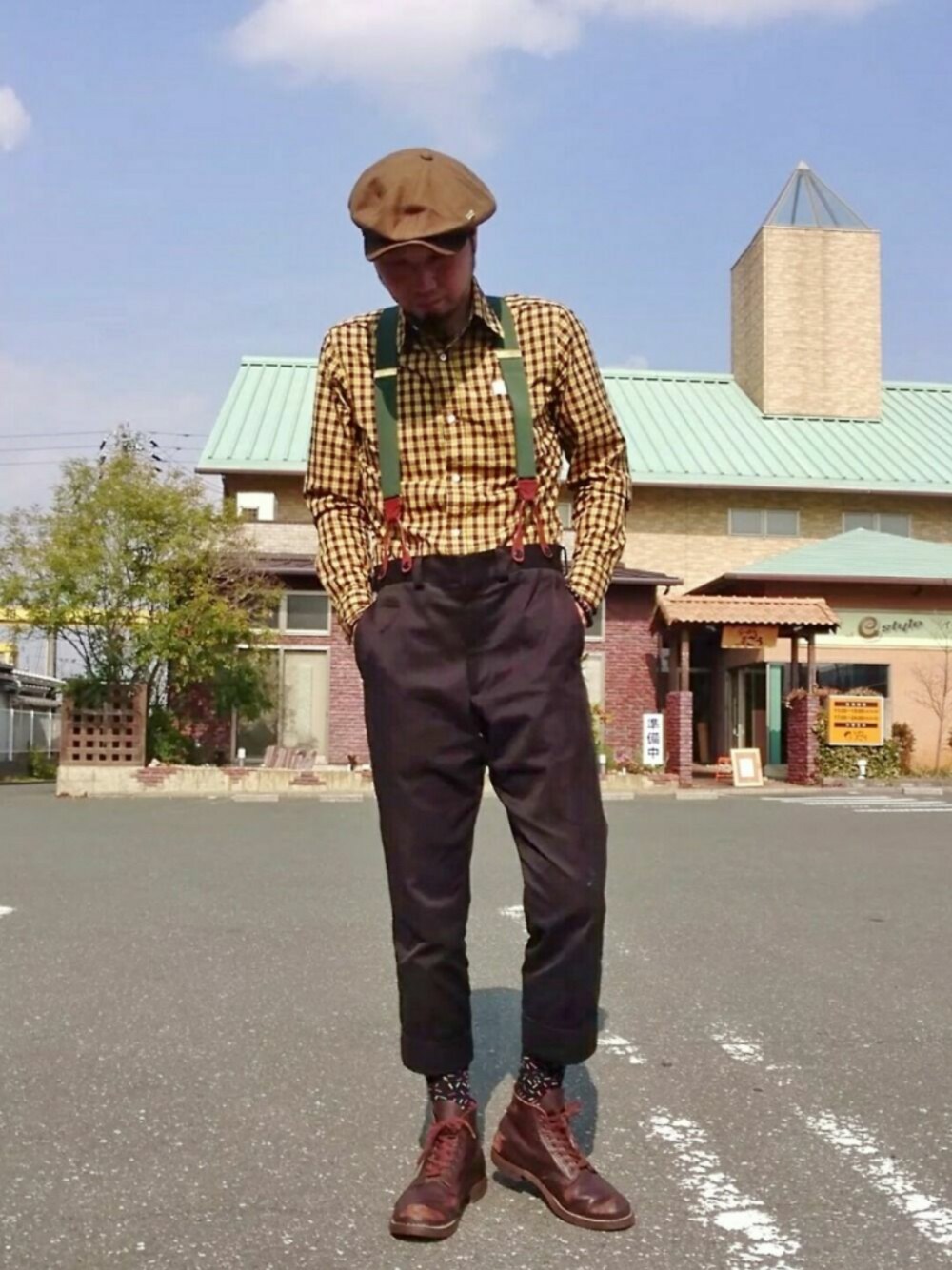 ブラウン系のシューズ、イエロー系のトップス、ブラック系のソックス/靴下を着用したメンズの春コーディネートの1枚目の写真