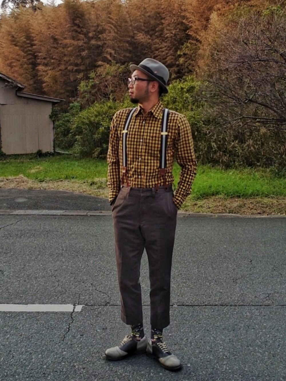 グレー系のソックス/靴下を着用したメンズの秋コーディネートの1枚目の写真