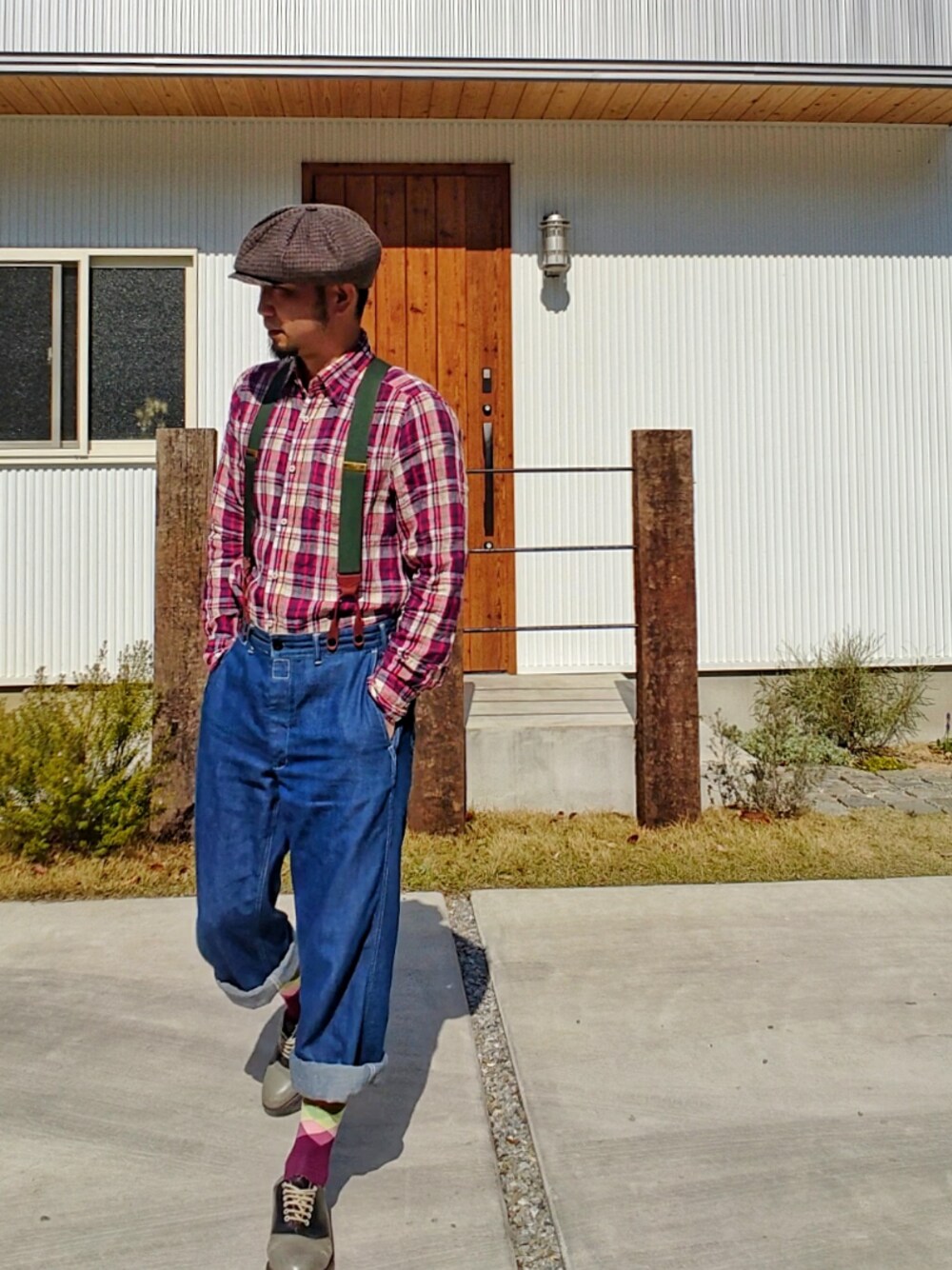 パープル系のソックス/靴下を着用したメンズの春コーディネートの1枚目の写真