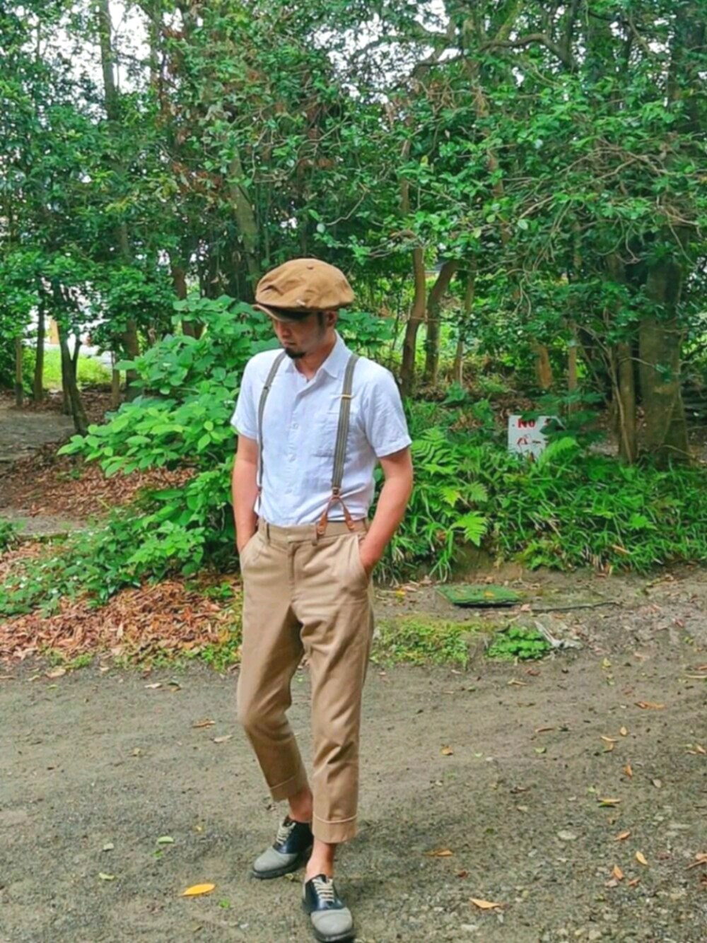 グリーン系のハンチング/ベレー帽を着用したメンズの夏コーディネートの1枚目の写真