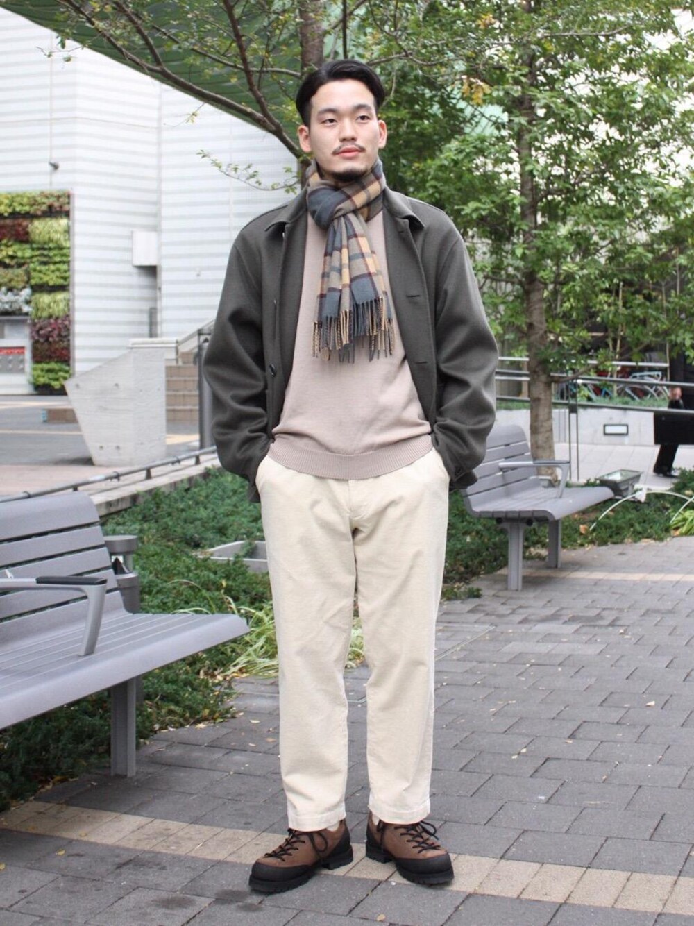 ベージュ系のその他シューズ、グレー系のその他アウター、ベージュ系のニット/セーターを着用したメンズの冬コーディネートの1枚目の写真