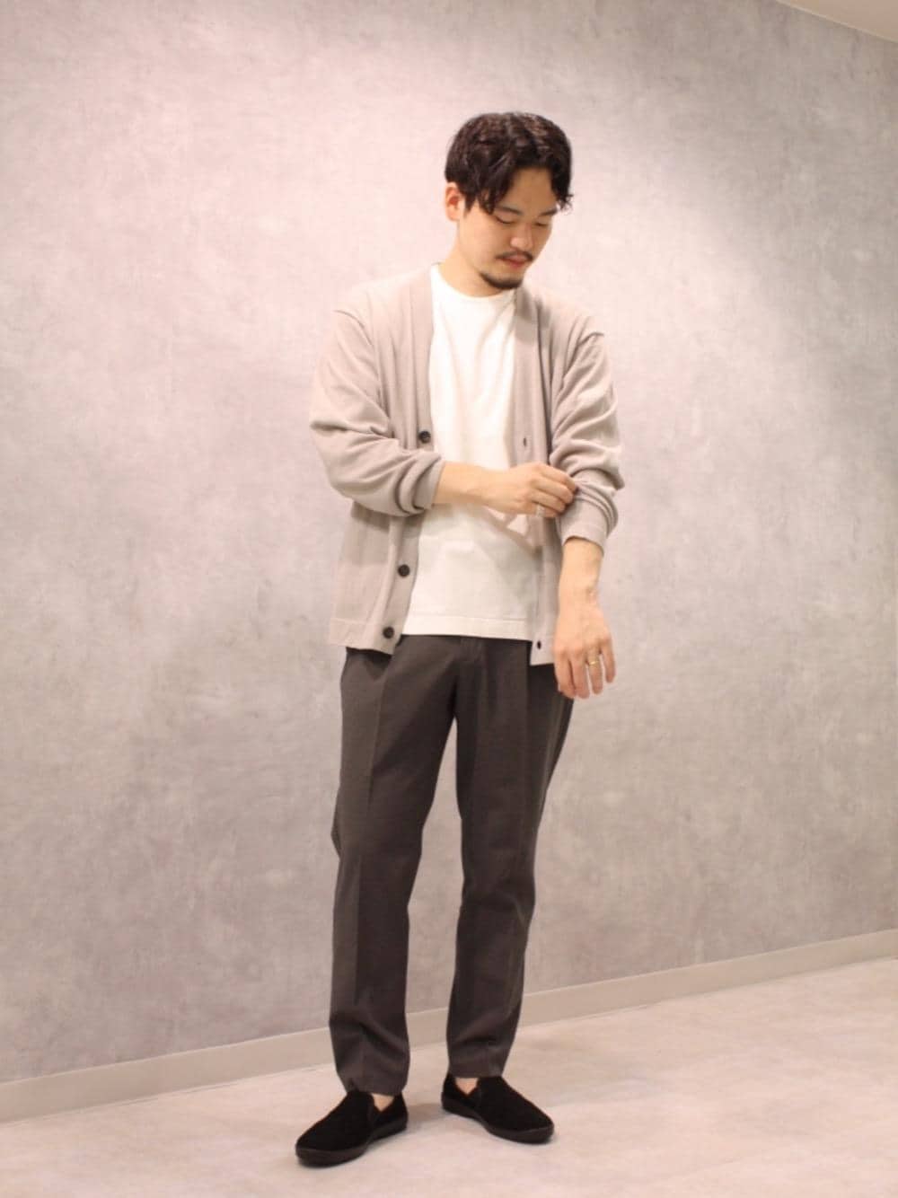 ブラック系のスリッポン、グレー系のその他パンツ、ホワイト系のTシャツ/カットソーを着用したメンズの夏コーディネートの1枚目の写真