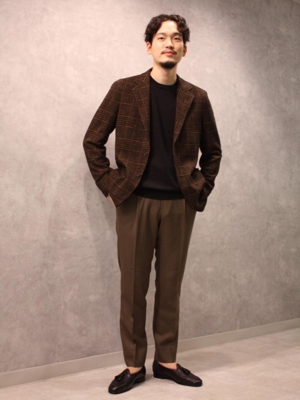 「UNITED ARROWSの＜UNITED ARROWS＞ シボ ベルジアン タッセル†（スリッポン、ブラック系）」を使った、清水 流石さん（メンズ・178cm）の秋コーディネートの1枚目の写真