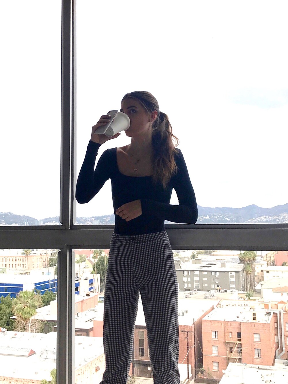 「brandymelville、spring、losangeles、gingham、bodysuit」｜「Brandy Melvilleのアイテム（その他トップス、ブラック系）」を使った、elenaさん（レディース・173cm）の春コーディネートの1枚目の写真