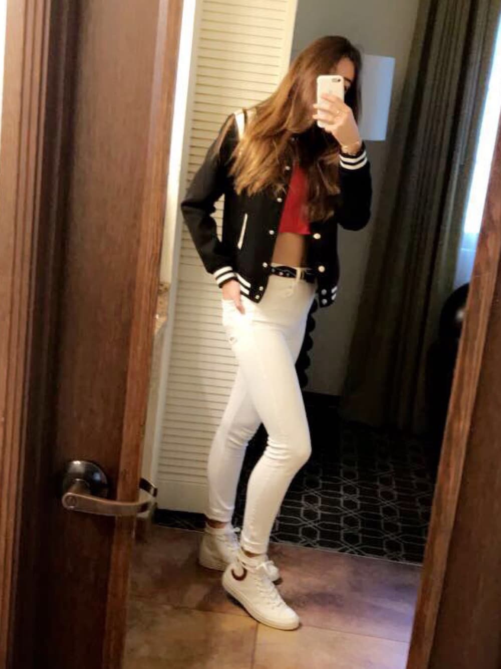 「spring、losangeles、CONVERSE1970、baseball jacket、croptop、brandymelville、ZARA」｜「ZARAのアイテム（デニムパンツ、ホワイト系）」を使った、elenaさん（レディース・173cm）の春コーディネートの1枚目の写真