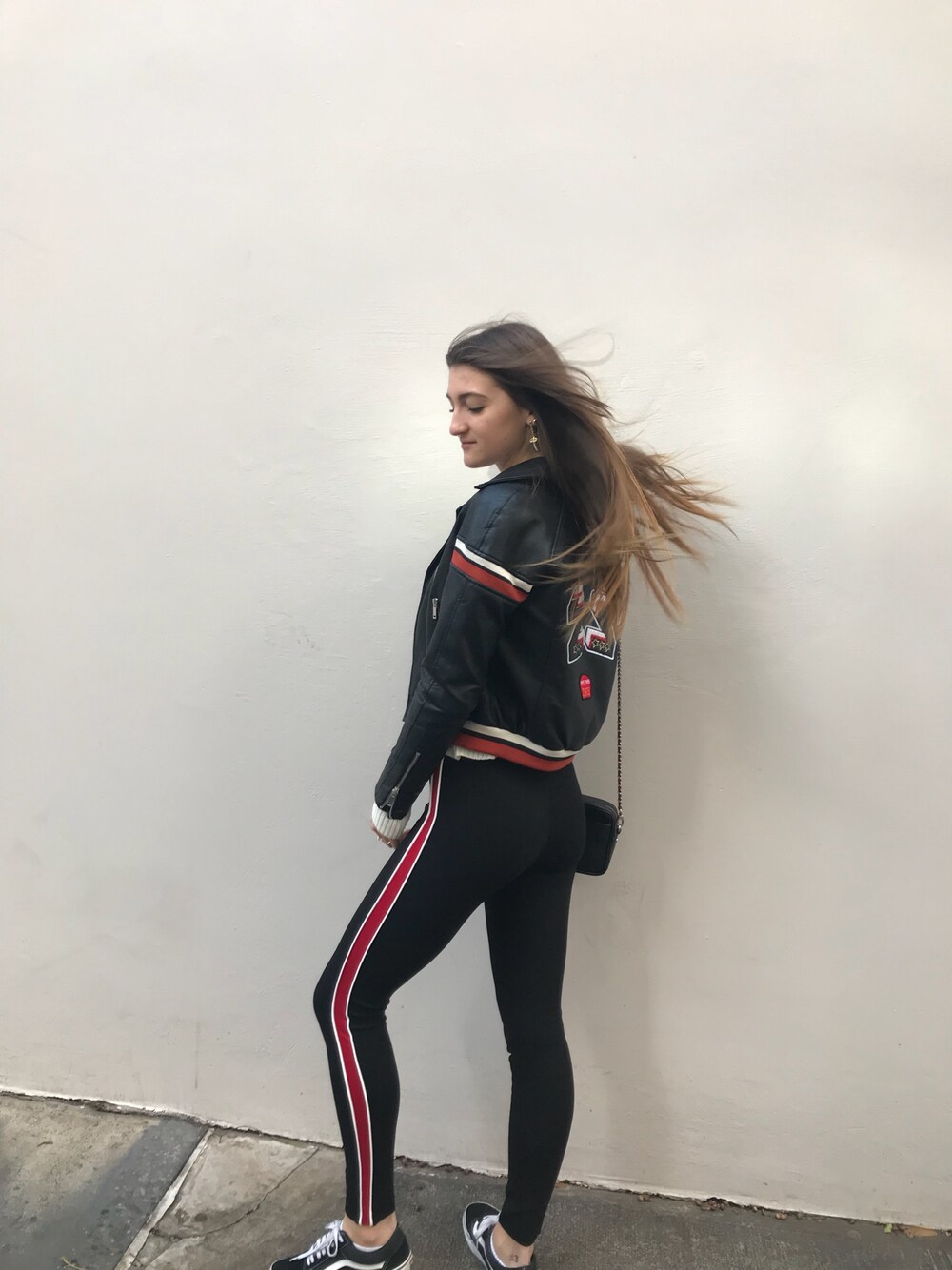 「leather jacket、leggings、stripes、VANS OLDSKOOL、fall」｜「ZARAのアイテム（ライダースジャケット、ブラック系）」を使った、elenaさん（レディース・173cm）の春コーディネートの1枚目の写真
