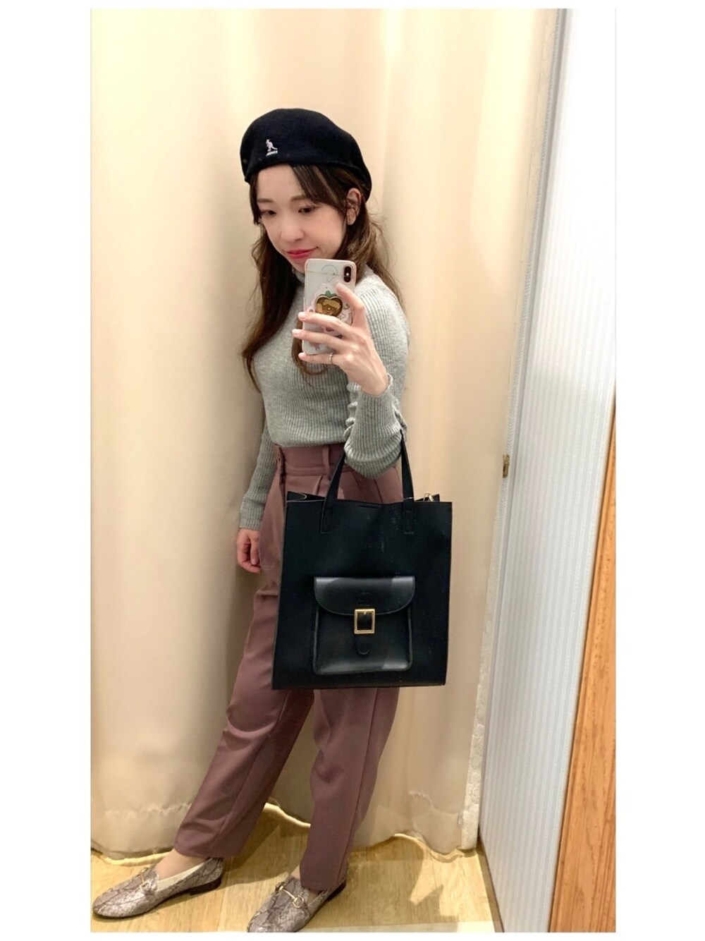 「KANGOL、ハンチング、タートルネック、ニット、テーパードパンツ、ニュアンスカラー、ピンク、大人カジュアル、earth music&ecology、冬コーデ」｜「KANGOLの■KANGOL Wool 504 Hat ＊（キャップ、ブラック系）」を使った、yuuuboooさん（レディース・158cm）の秋コーディネートの1枚目の写真