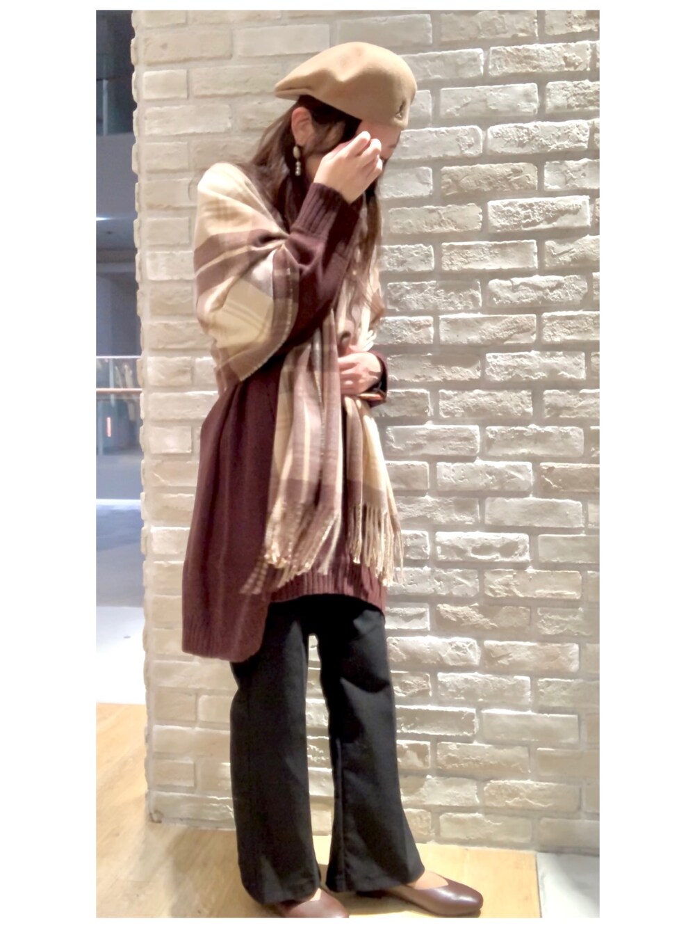 「earth music&ecology、KANGOL、ハンチング、ストール、ニット、ブラウン、パンツスタイル、オトナカジュアル、カジュアル、おしゃれさんと繋がりたい」｜「KANGOLの■KANGOL Wool 504 Hat ＊（キャップ、イエロー系）」を使った、yuuuboooさん（レディース・158cm）の秋コーディネートの1枚目の写真