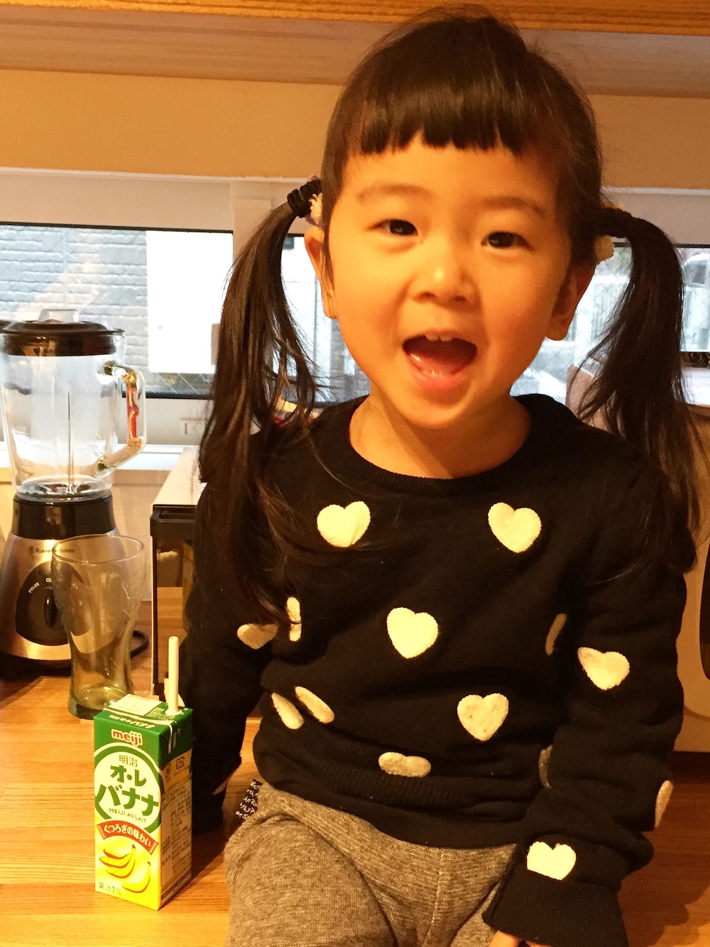 「女の子、ハート、キッズコーデ、キッズファッション、ロングヘア、2歳」｜「西松屋のアイテム（その他パンツ、グレー系）」を使った、tinyjohnさん（キッズ・90cm）の冬コーディネートの1枚目の写真
