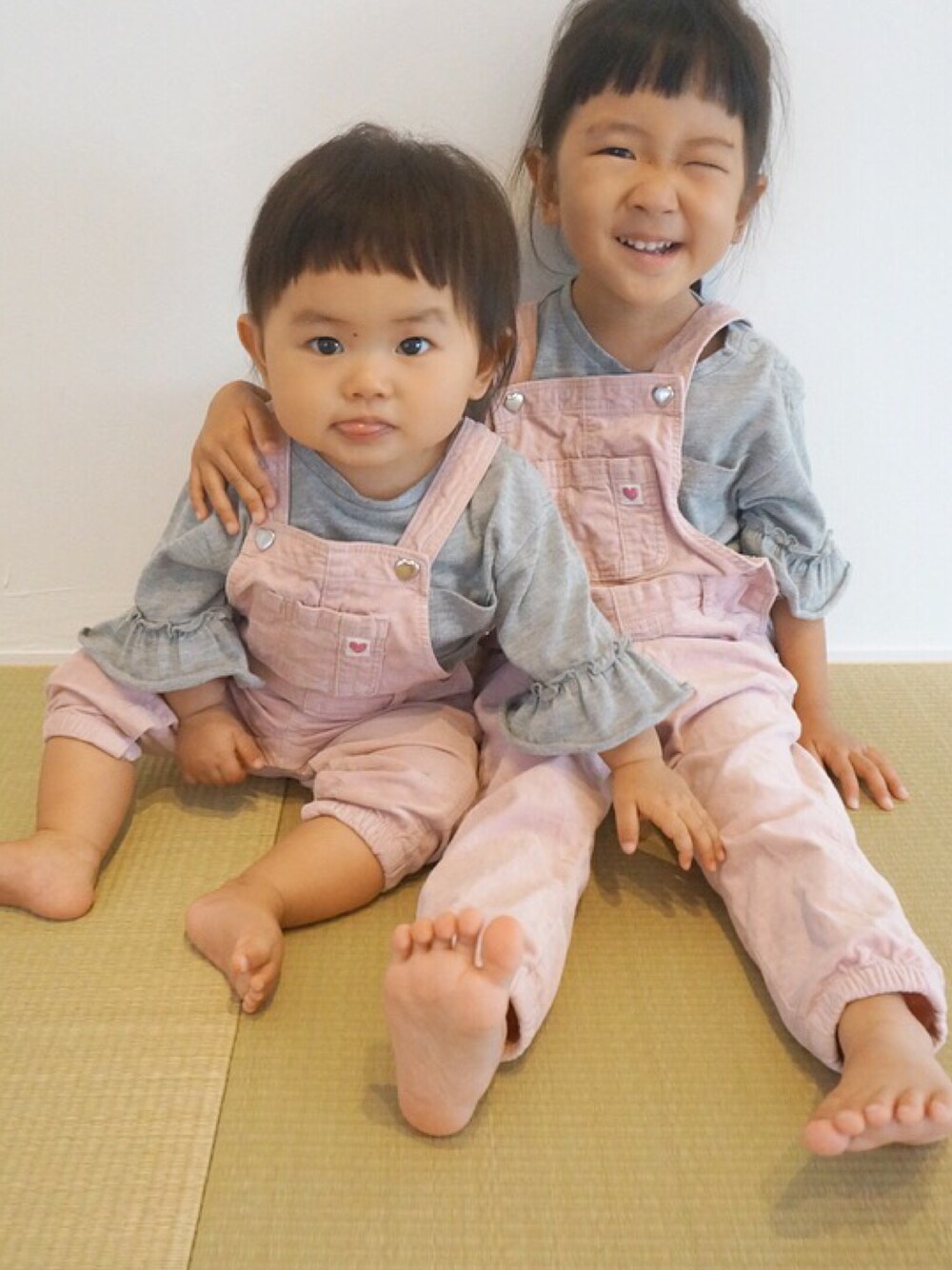 「オーバーオール、お揃い、姉妹、しまむら、H&M、ピンク、キッズコーデ、シンプル、3歳、9ヶ月」｜「H&Mのアイテム（サロペット/オーバーオール、ピンク系）」を使った、tinyjohnさん（キッズ・90cm）の秋コーディネートの1枚目の写真