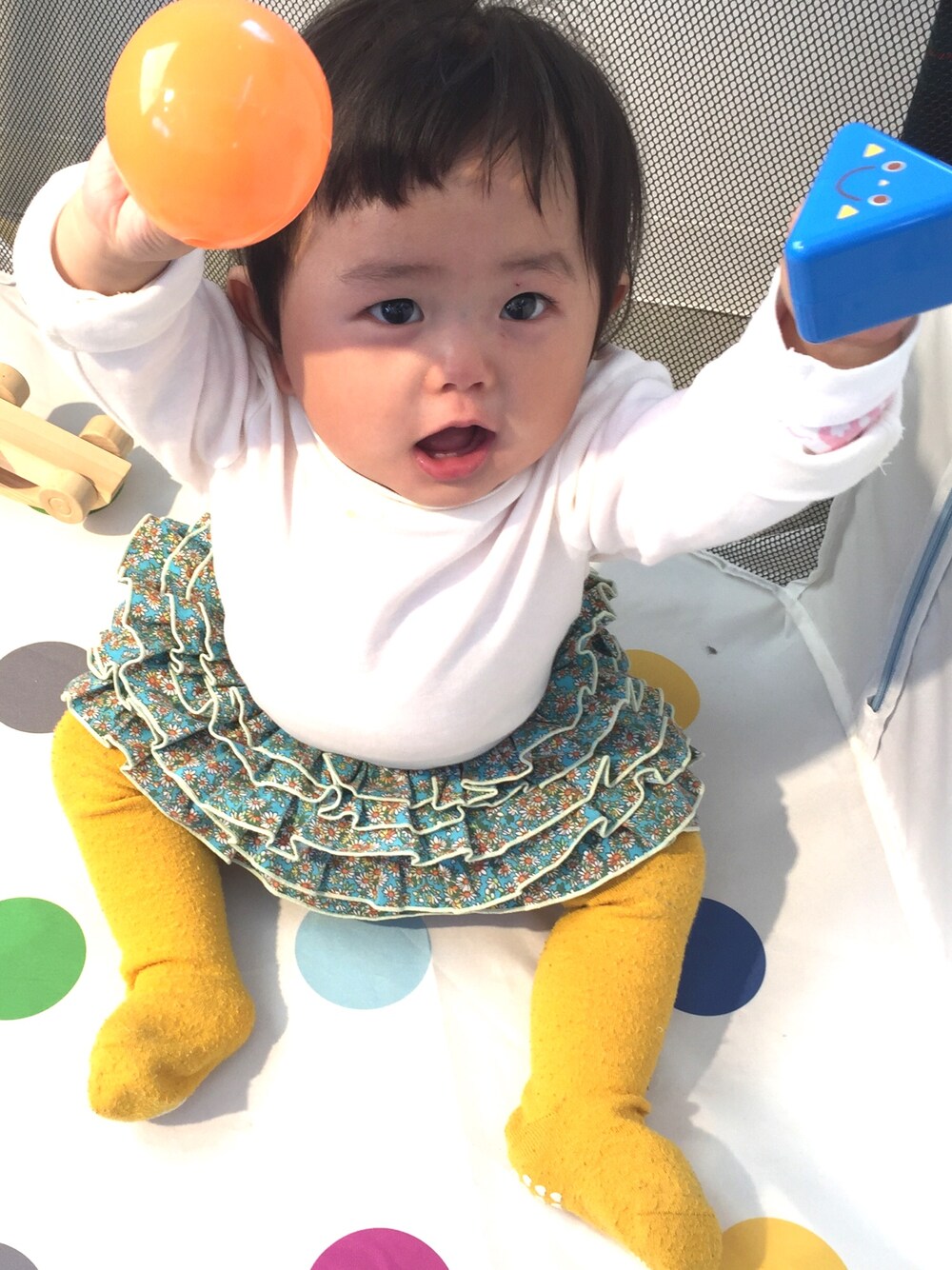 「タイツ、キッズコーデ、ベビーコーデ、冬、０歳、fafa、女の子」｜「H&Mのアイテム（ロンパース、ホワイト系）」を使った、tinyjohnさん（キッズ・80cm）の秋コーディネートの1枚目の写真