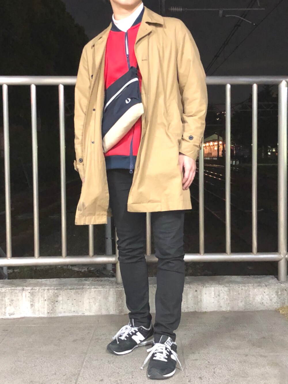 「春コーデ、カジュアル、UNIQLO、大人カジュアル、スニーカー、サコッシュ」｜「FRED PERRYのNylon Sacoche Bag（ショルダーバッグ、ブルー系）」を使った、Koseiさん（メンズ・166cm）の春コーディネートの1枚目の写真