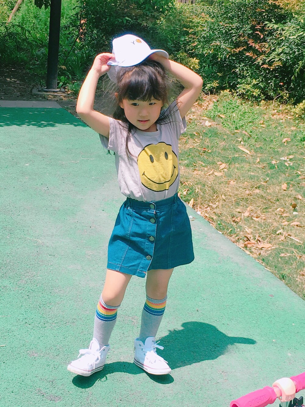 「rower cocoのアイテム（Tシャツ/カットソー、グレー系）」を使った、rowercocoさん（キッズ・100cm）の春コーディネートの1枚目の写真