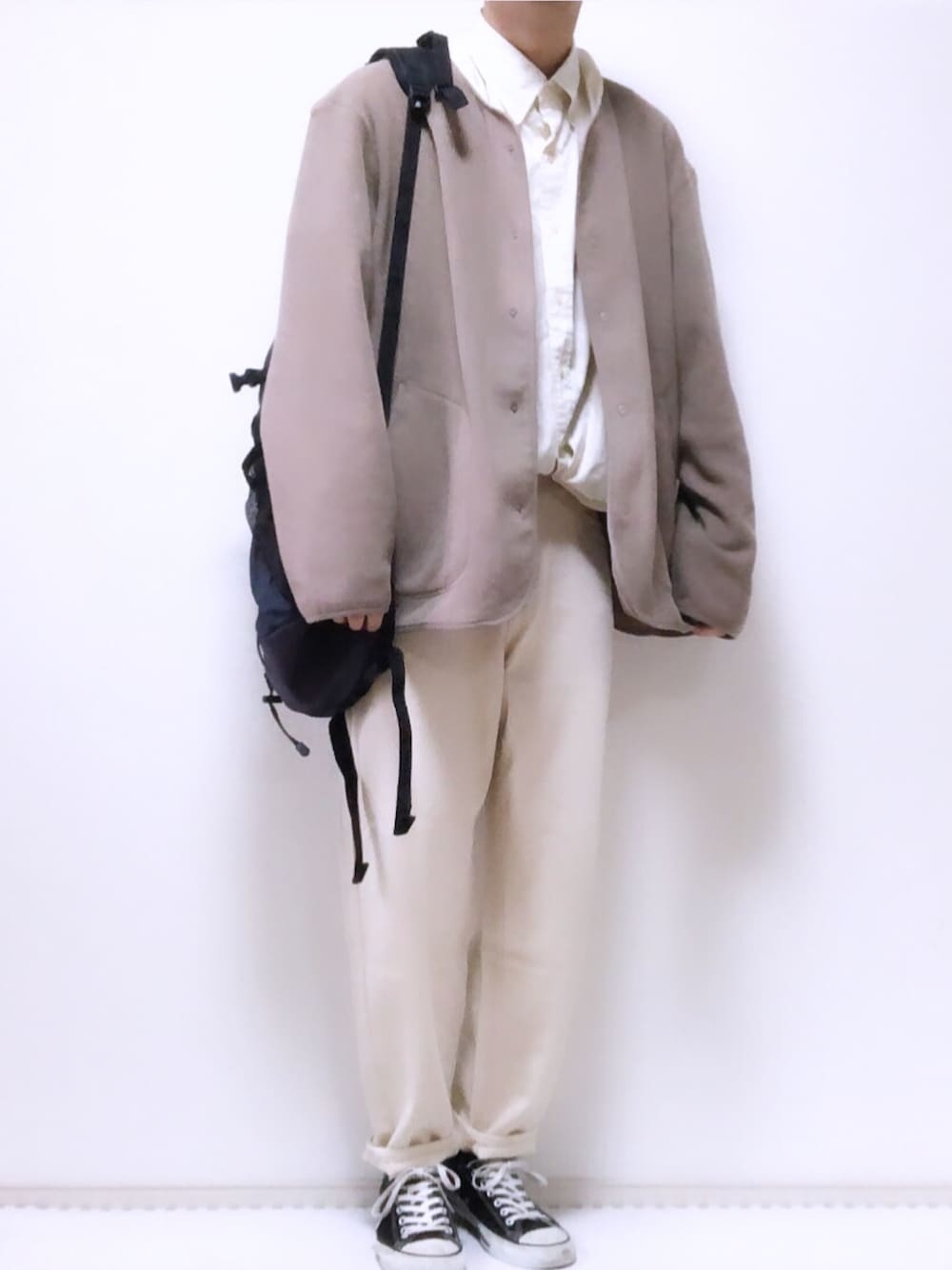 ベージュ系のカーディガン/ボレロ、ホワイト系のシャツ/ブラウス、ブラック系のスニーカーを着用したメンズの冬コーディネートの1枚目の写真
