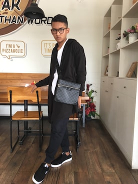 「H&M（エイチ・アンド・エム）のアイテム（シャツ/ブラウス、ホワイト系）」を使った、Männwearsさん（メンズ・170cm）の冬コーディネート
