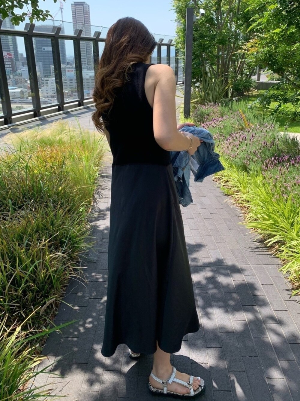 「リラックススタイル、おしゃれさんと繋がりたい、大人カジュアル、夏コーデ、きれいめカジュアル、大阪、ブラック、リーバイス、ZARA、休日スタイル」｜「ZARAのアイテム（ワンピース、ブラック系）」を使った、yo-naさん（レディース・163cm）の春コーディネートの1枚目の写真