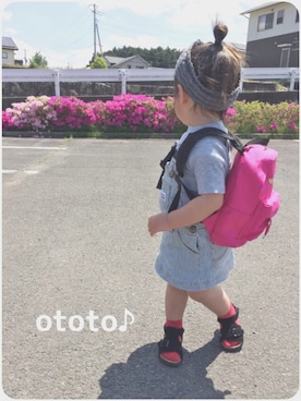 「サンダルに靴下」｜「アイテム（サロペット/オーバーオール）」を使った、おと♪さん（キッズ・80cm）の春コーディネート