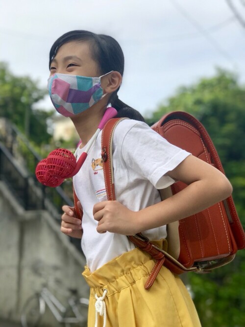 「夏休み、マスク、キッズコーデ、熱中症にご用心！、扇風機、梅雨明け、冷感、ハンズフリー扇風機、SPICE OF LIFE」｜「SPICE OF LIFEの【正規品】SPICE OF LIFE WFan ダブルファン ハンズフリー キッズ 乾電池式 ポータブル扇風機  6色（生活家電、ピンク系）」を使った、SPICE OF LIFEさん（キッズ・140cm）の夏コーディネートの1枚目の写真