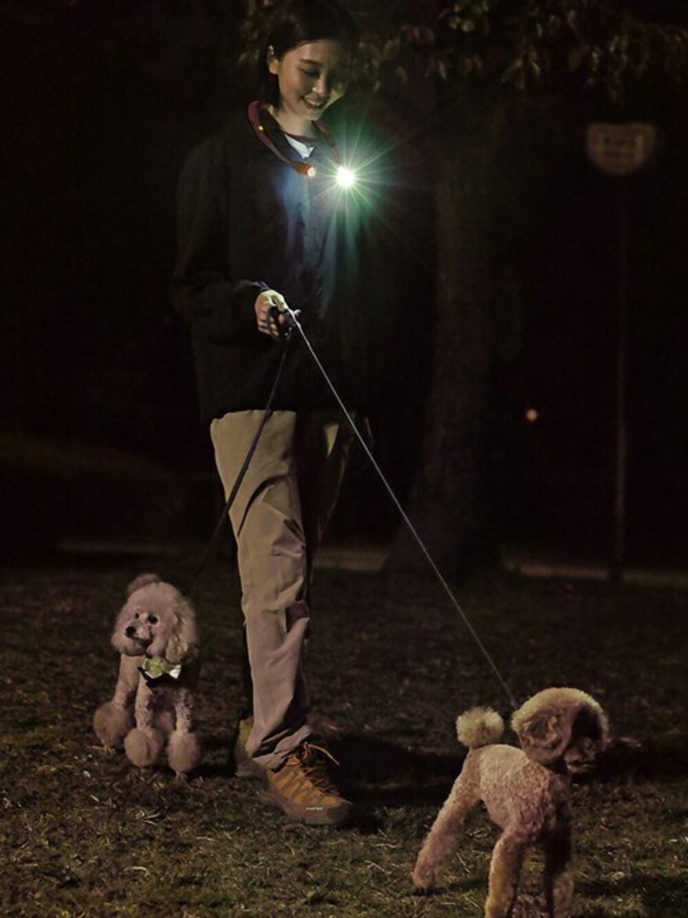 レッド系の生活家電を着用したレディースの冬コーディネートの1枚目の写真