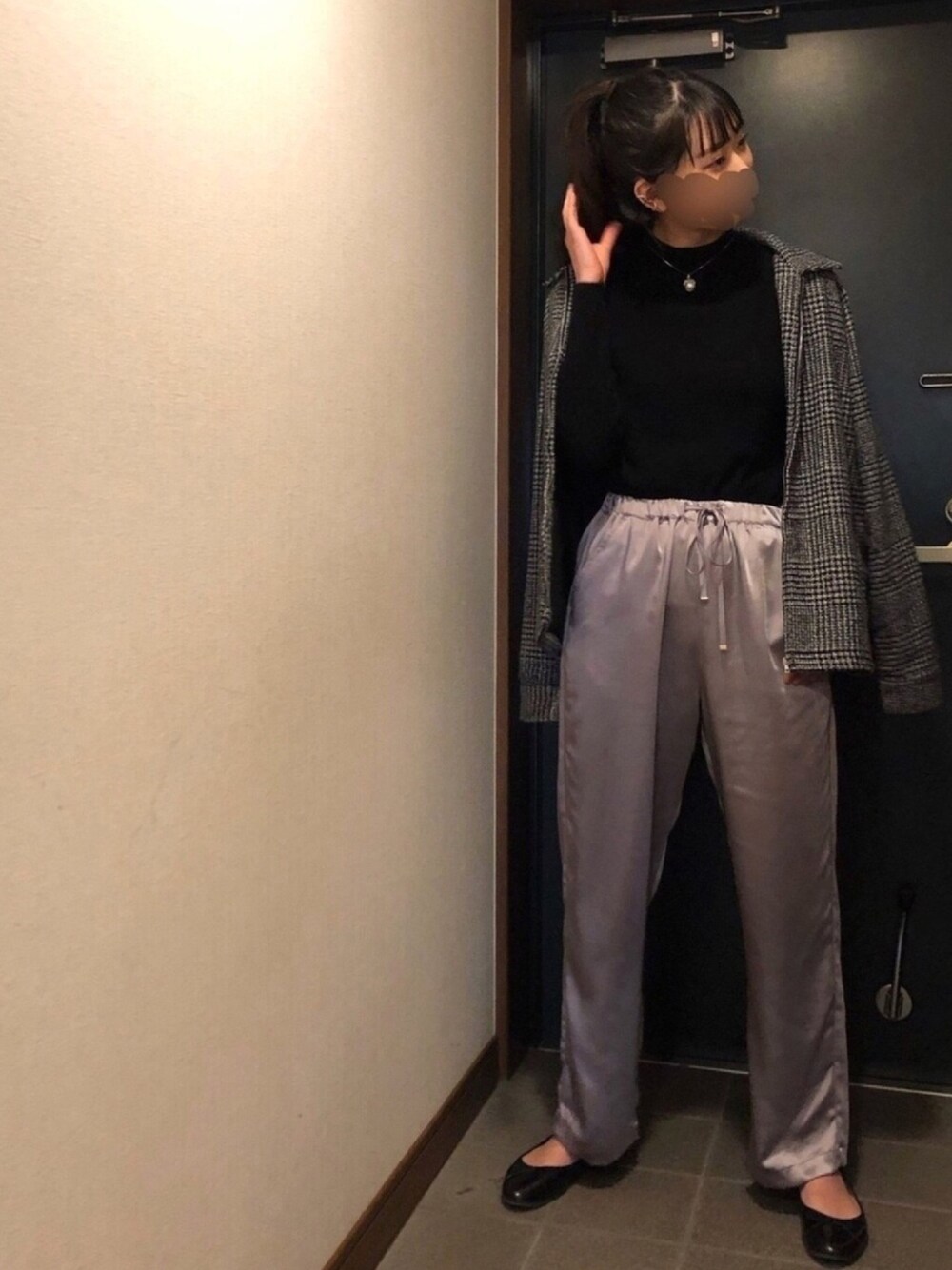 ブラック系のバレエシューズ、ピンク系のその他パンツ、ブラック系のニット/セーターを着用したレディースの冬コーディネートの1枚目の写真