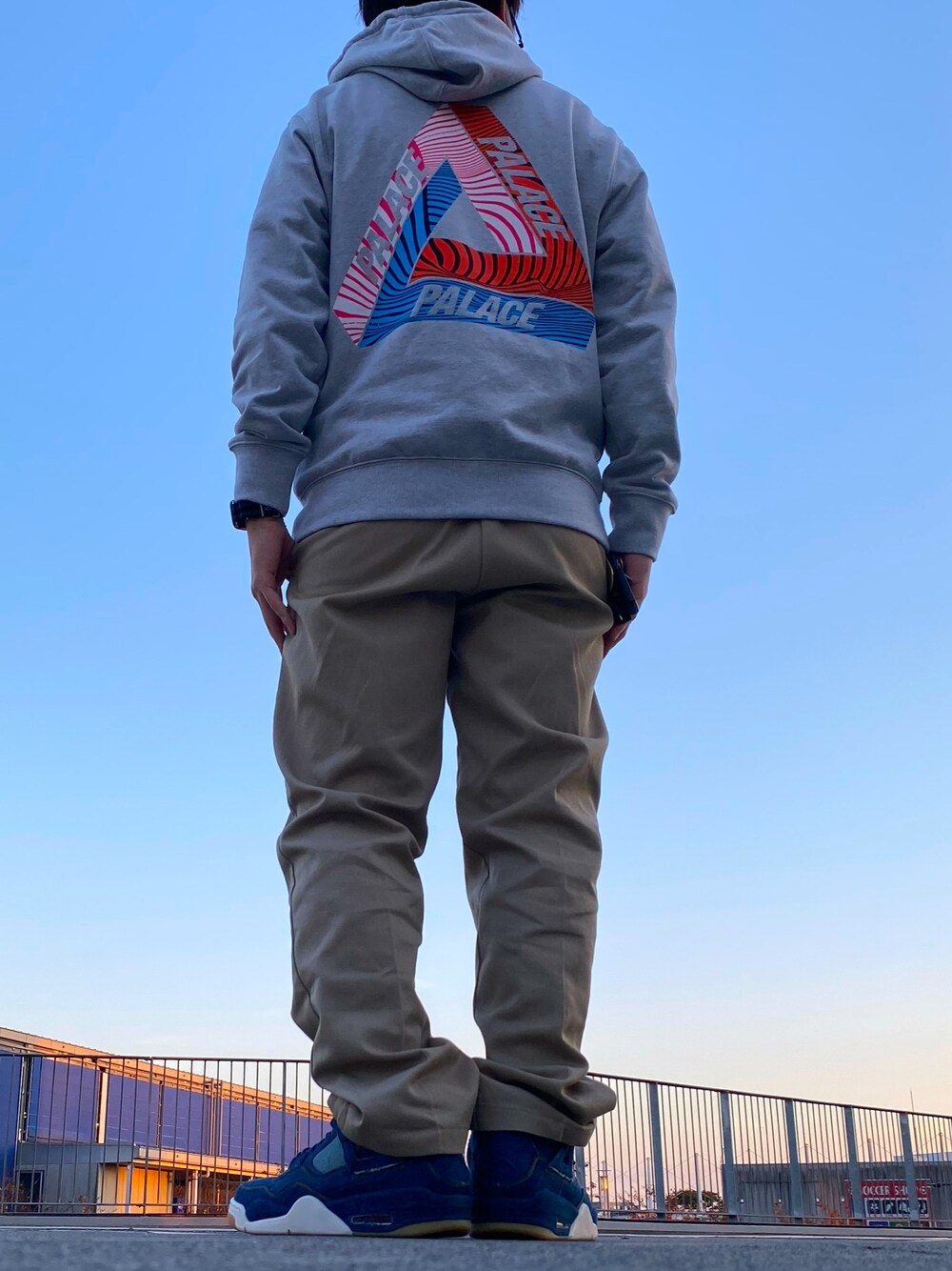 「airjordan、AIRJORDAN4、Levis、Dickies、palace」｜「Dickiesの【Dickies/ディッキーズ】874 オリジナルワークパンツ（チノパンツ、ベージュ系）」を使った、kotamo80さん（メンズ・177cm）の秋コーディネートの1枚目の写真