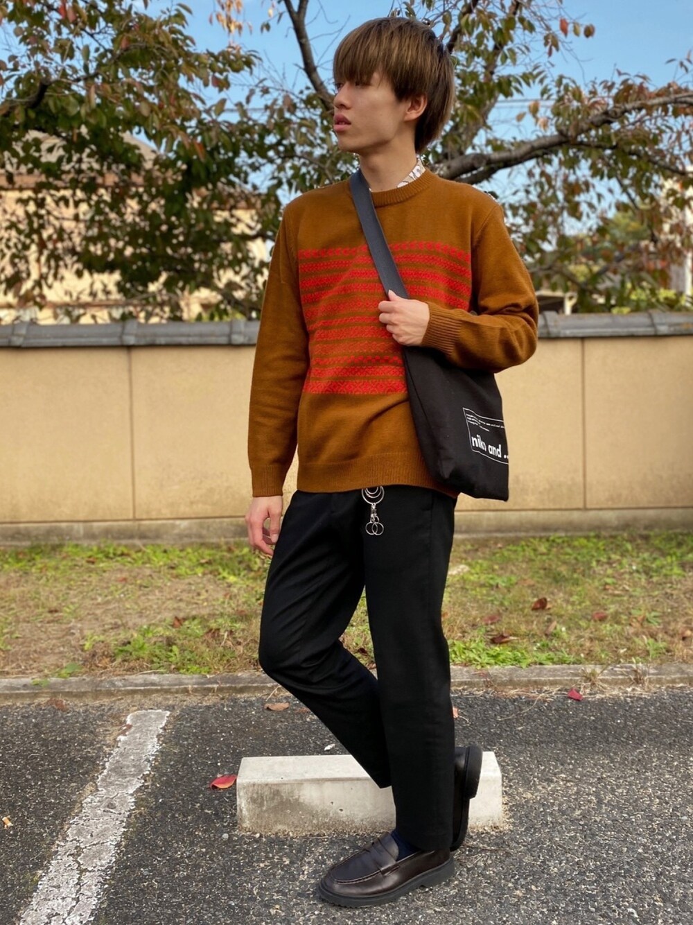 「GU、UNIQLO、DAISO、セーター、ブラウン、レイヤードスタイル、キーリング、ローファー、カジュアル、大人カジュアル」｜「GUのアイテム（ニット/セーター、ブラウン系）」を使った、つぐ吉さん（メンズ・172cm）の秋コーディネートの1枚目の写真