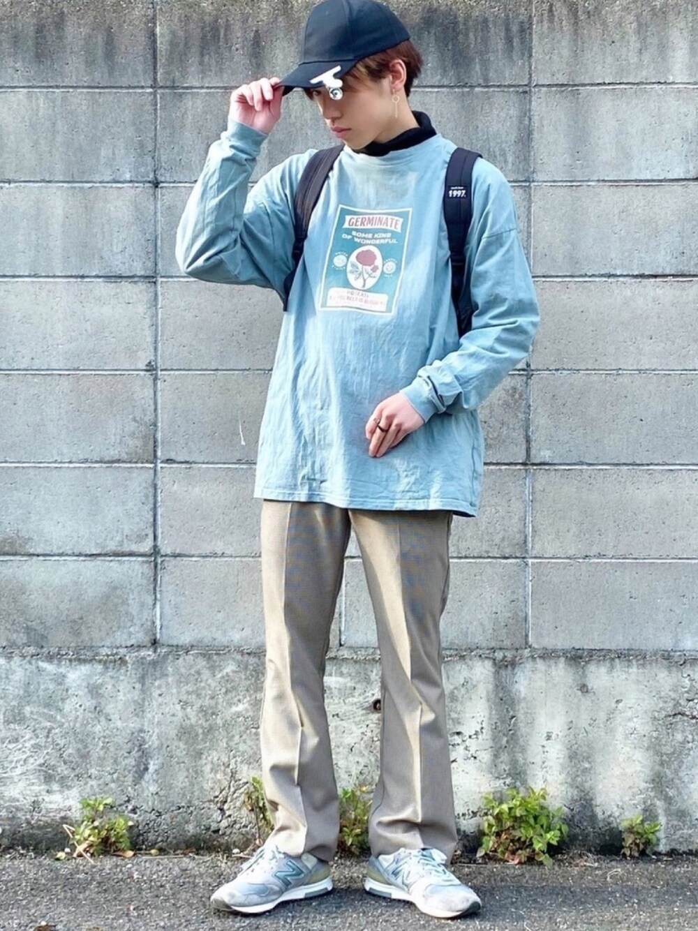 「ペールトーン、パステルカラー、タートルネック、キャップ、フレアパンツ、チェックパンツ、ハイカットスニーカー、春色、リュック、古着MIX」｜「PEACEMINUSONEのアイテム（キャップ、ブラック系）」を使った、つぐ吉さん（メンズ・172cm）の春コーディネートの1枚目の写真