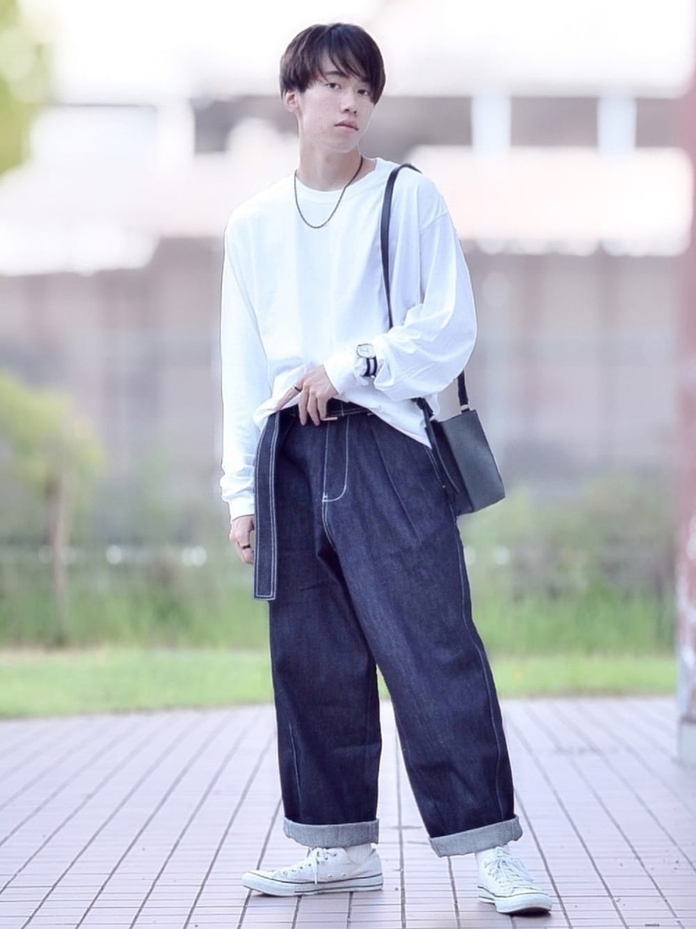 「ロンT、チャンピオン、フロントイン、タックイン、ワイドデニム、ロールアップ、converse、シンプル、ショルダーバッグ、白スニーカー」｜「HAREのビーズツイストネックレス(HARE)（ネックレス、ブラック系）」を使った、つぐ吉さん（メンズ・172cm）の夏コーディネートの1枚目の写真