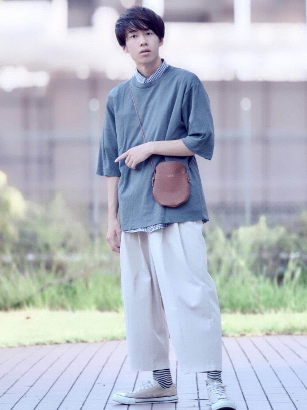 グリーン系のTシャツ/カットソー、グレー系のシャツ/ブラウス、ブラウン系のショルダーバッグを着用したメンズの秋コーディネートの1枚目の写真