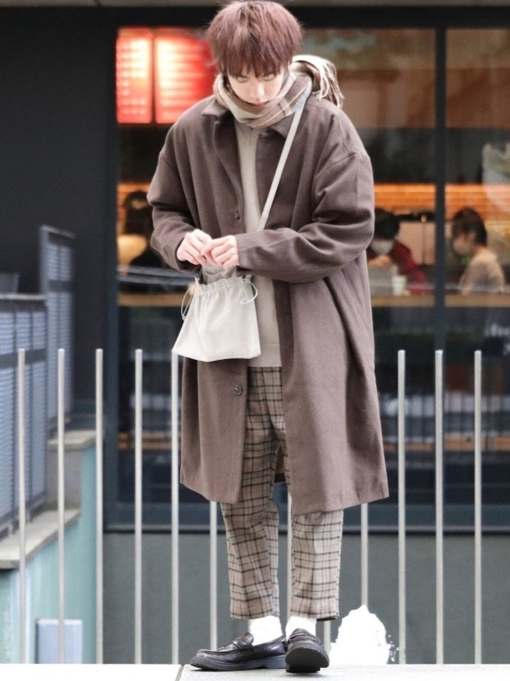 「年末WEAR感謝祭、オーバーコート、マフラーぐるぐる、巾着バッグ、チェックパンツ、ワントーンコーデ、ブラウンコーデ、チェスターコート、ロングコート、あったかコーデ」｜「ZIP FIVEのメルトンバルカラーオーバーコート【ビッグシルエット】（チェスターコート、ブラウン系）」を使った、つぐ吉さん（メンズ・172cm）の冬コーディネートの1枚目の写真