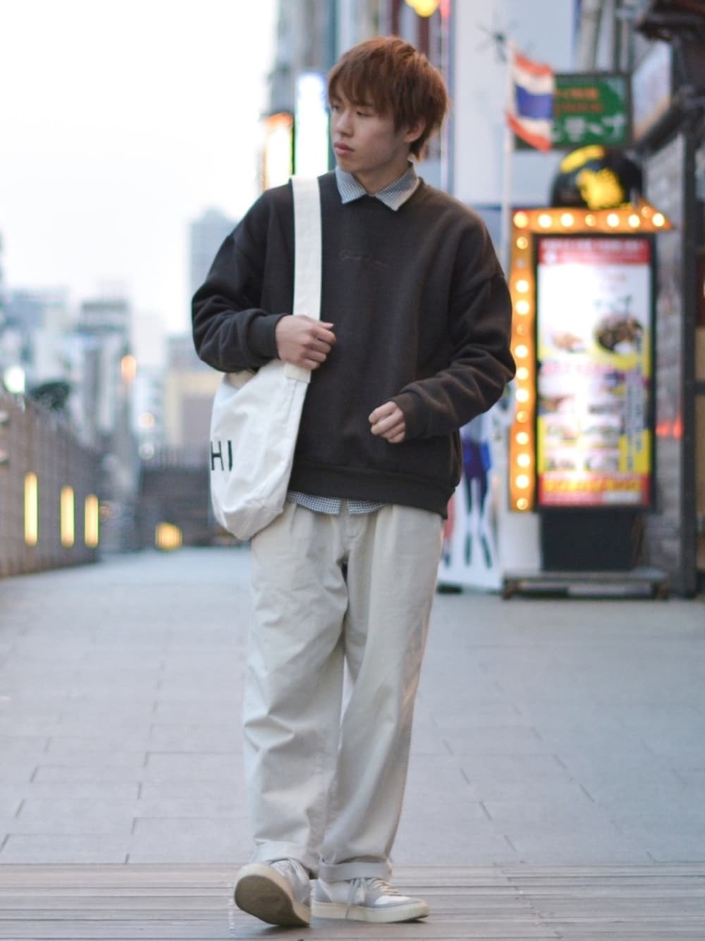 その他のシャツ/ブラウス、グレー系のスウェット、ホワイト系のショルダーバッグを着用したメンズの冬コーディネートの1枚目の写真