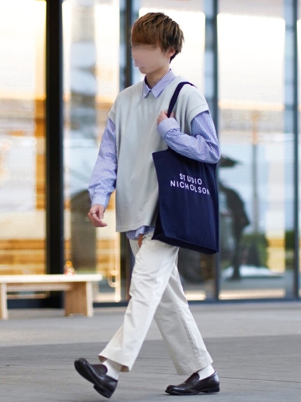 グレー系のベスト、ブルー系のシャツ/ブラウス、ブルー系のトートバッグを着用したメンズの春コーディネートの1枚目の写真