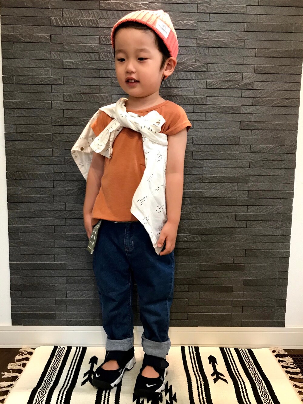 「おとこのこ、シンプル、カジュアル、夏コーデ、たすき掛け、デニム、ZARA、ナイキリフト、ニット帽」｜「韓国子供服のアイテム（Tシャツ/カットソー、オレンジ系）」を使った、tiinさん（キッズ・100cm）の夏コーディネートの1枚目の写真