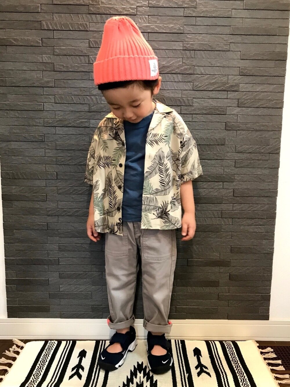 ベージュ系のシャツ/ブラウス、その他のTシャツ/カットソー、グレー系のその他パンツを着用したキッズの夏コーディネートの1枚目の写真