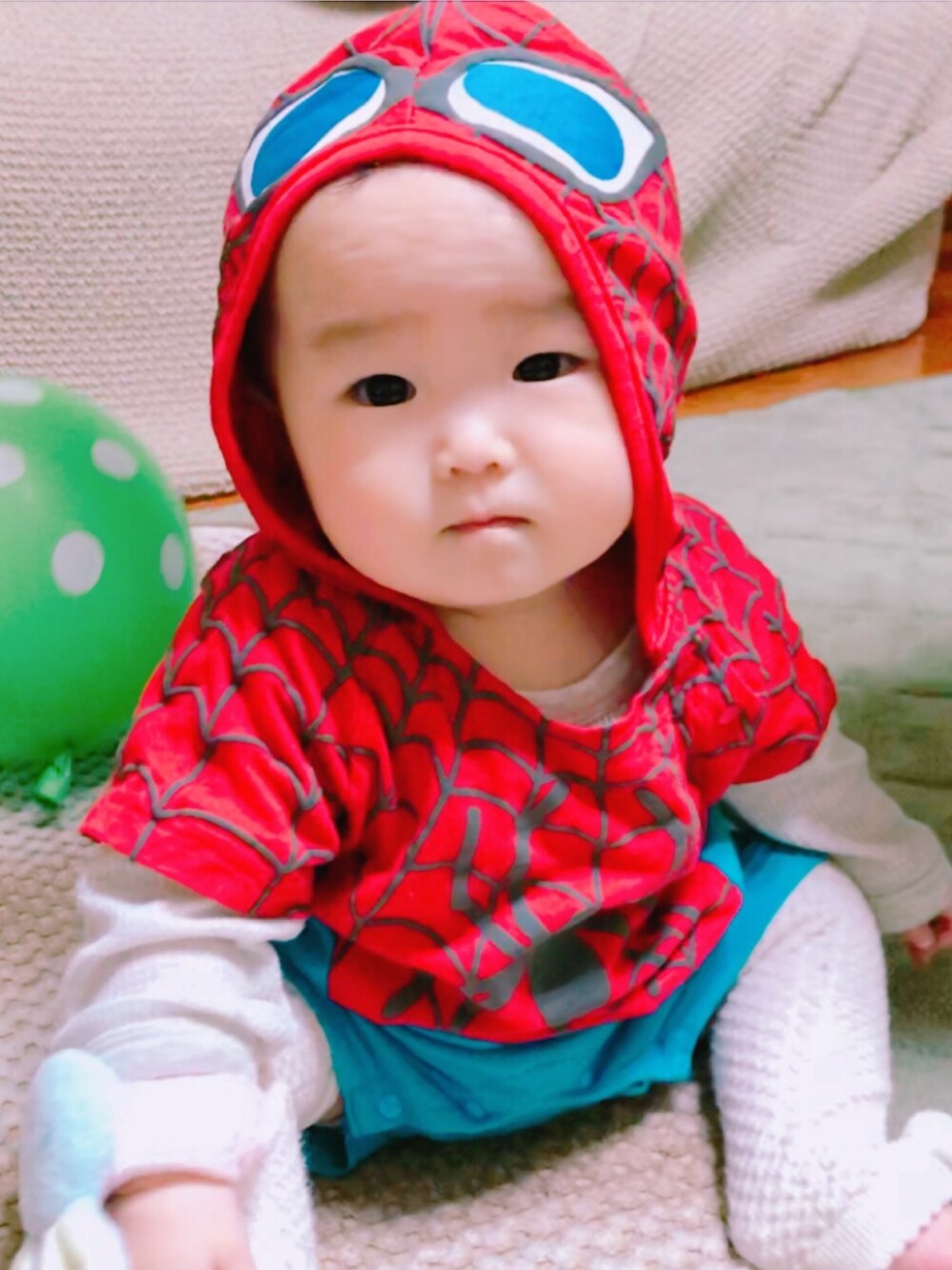 レッド系のロンパースを着用したキッズの秋コーディネートの1枚目の写真