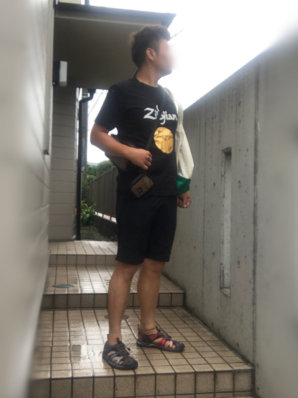 「keen、Good Life Store、UNIQLO、夏コーデ、ハーフパンツ、近所のスーパー買い物コーデ」｜「UNIQLOのアイテム（Tシャツ/カットソー、ブラック系）」を使った、Tore@minさん（メンズ・174cm）の夏コーディネートの1枚目の写真