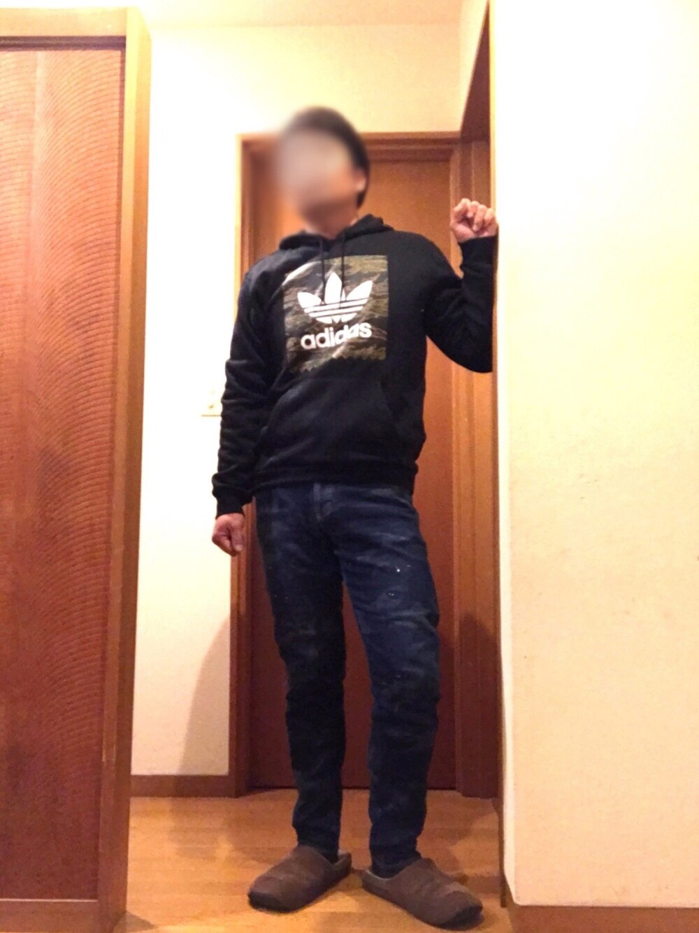 「adidas originals、e-JEANS、カジュアルコーデ、近所の飲み会コーデ、パーカー」｜「adidas Originalsのアイテム（パーカー、ブラック系）」を使った、Tore@minさん（メンズ・174cm）の冬コーディネートの1枚目の写真