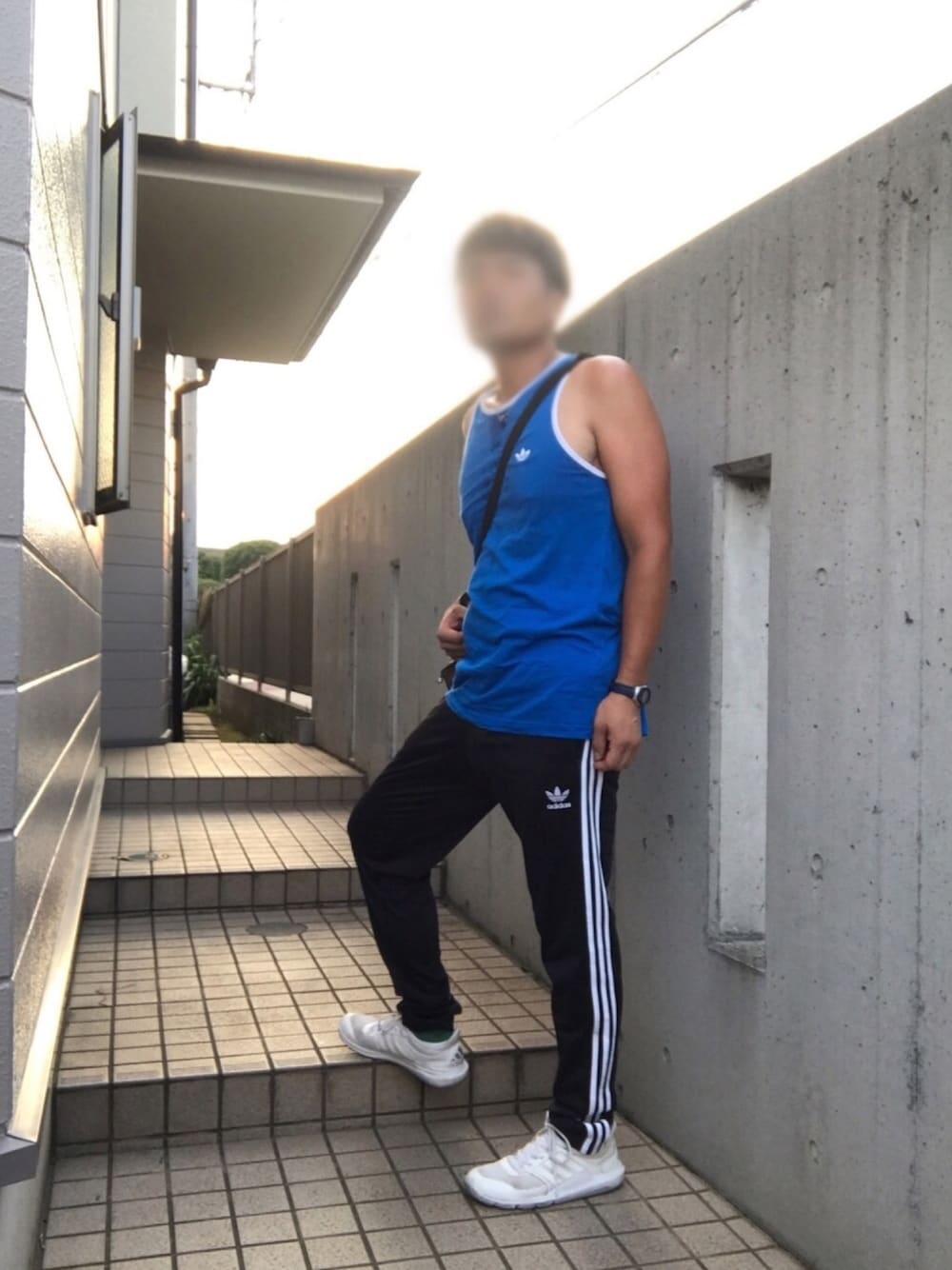 「adidas、adidas originals、ノースリーブ、タンクトップ、トラックパンツ、夏コーデ」｜「adidas Originalsのアイテム（タンクトップ、ブルー系）」を使った、Tore@minさん（メンズ・174cm）の夏コーディネートの1枚目の写真