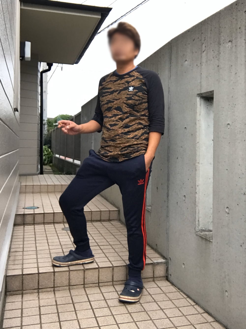 「adidas originals、crocs、秋コーデ、トラックパンツ、航空祭、自衛隊イベント、文化の日」｜「adidas Originalsのアイテム（Tシャツ/カットソー、ブラウン系）」を使った、Tore@minさん（メンズ・174cm）の秋コーディネートの1枚目の写真