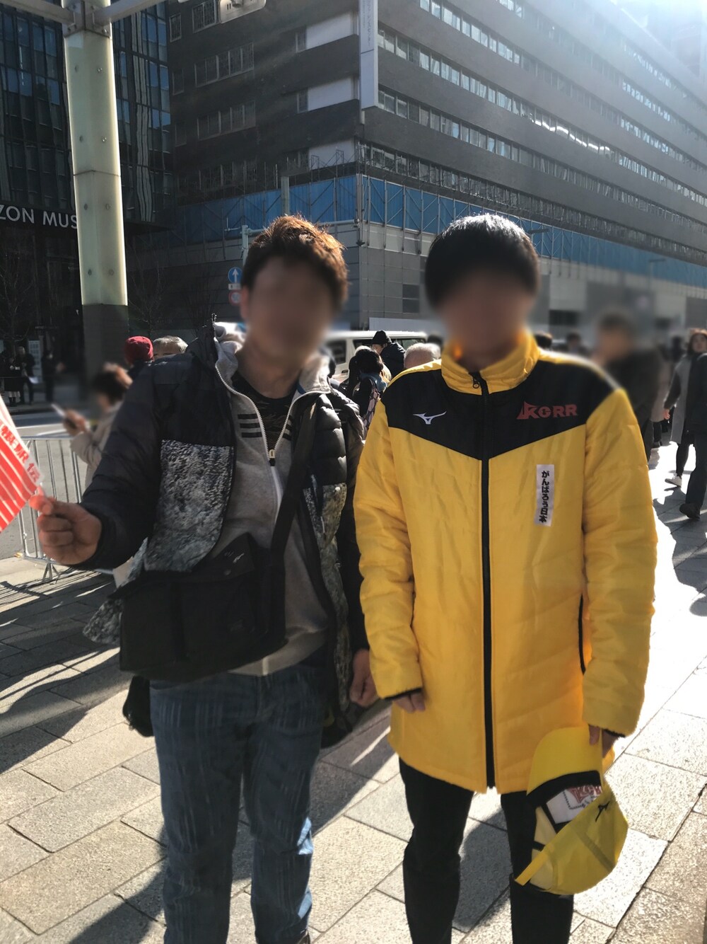 「adidas、New Balance、MARITHE+FRANCOIS GIRBAUD、PORTER、真冬コーデ、ダウンジャケット、箱根駅伝、応援、きれいめカジュアル、ボランティアスタッフ」｜「adidasのアイテム（ダウンジャケット/コート、グレー系）」を使った、Tore@minさん（メンズ・174cm）の冬コーディネートの1枚目の写真