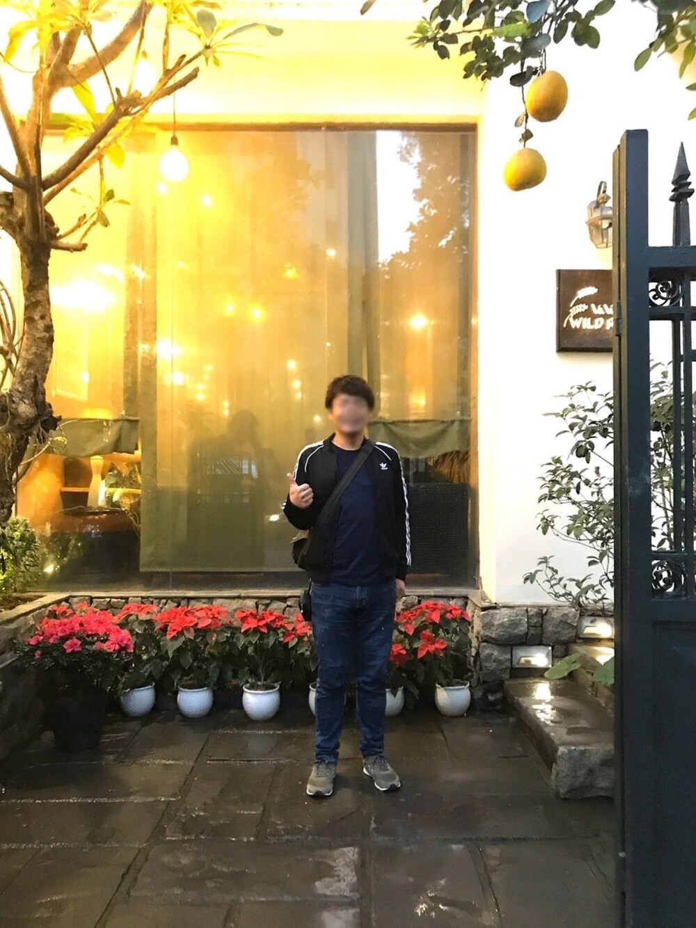 「adidas originals、e-JEANS、New Balance、トラックトップ、スウェットジーンズ、ベトナム、ハノイ、旅行スタイル、ベトナム料理」｜「adidas Originalsのアイテム（ジャージ、ブラック系）」を使った、Tore@minさん（メンズ・174cm）の冬コーディネートの1枚目の写真