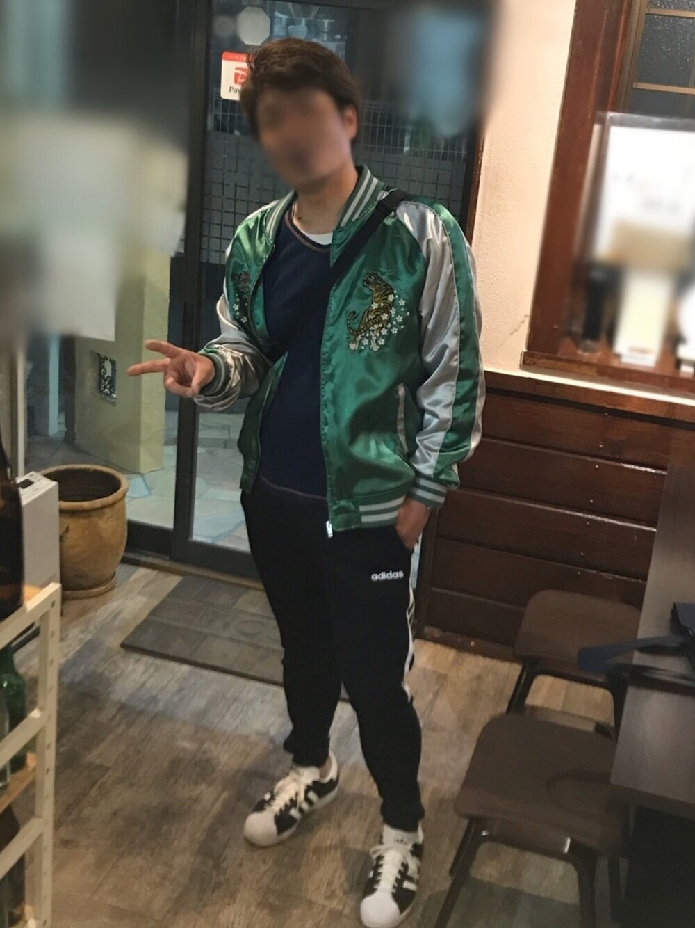「adidas originals、adidas、朧、トラックパンツ、スカジャン、タイトシルエット、スポーツミックス、アンサンブル」｜「朧のアイテム（スカジャン、グリーン系）」を使った、Tore@minさん（メンズ・174cm）の春コーディネートの1枚目の写真