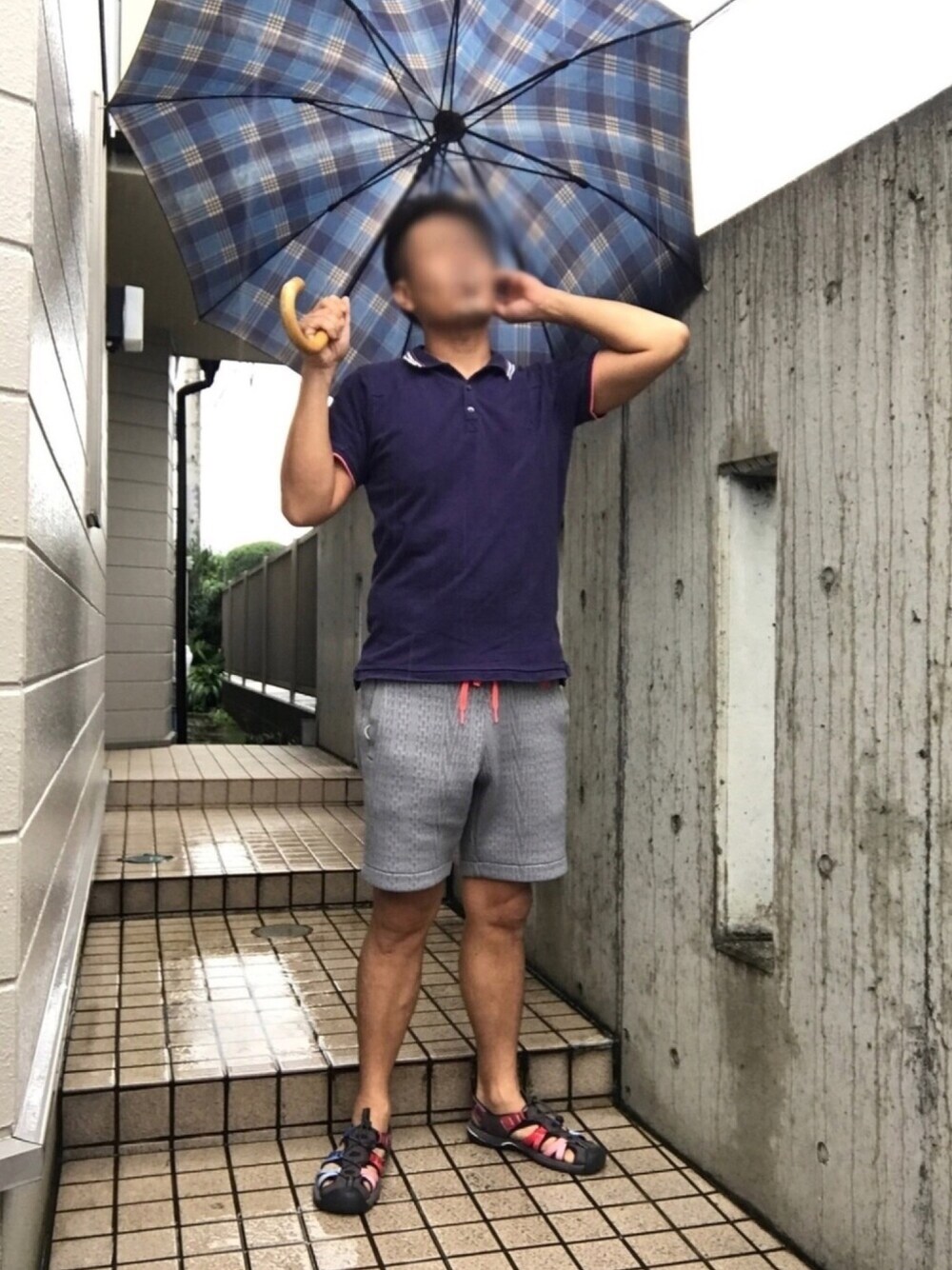 「MARITHE+FRANCOIS GIRBAUD、adidas、keen、夏コーデ、ポロシャツ、ハーフパンツ、冠水注意、折り畳み傘」｜「MARITHE + FRANCOIS GIRBAUDのアイテム（ポロシャツ、パープル系）」を使った、Tore@minさん（メンズ・174cm）の夏コーディネートの1枚目の写真