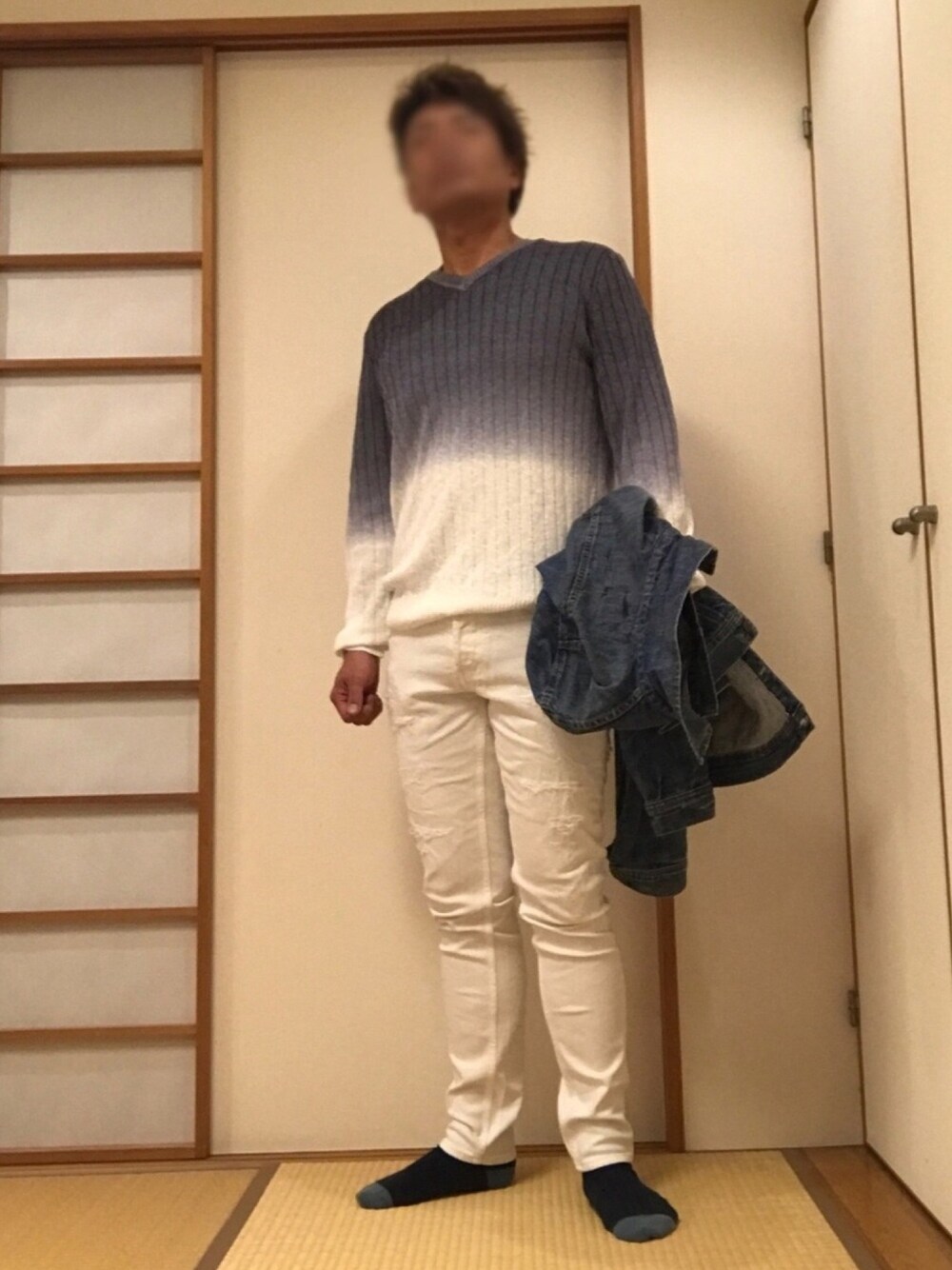 「epoca uomo、e-JEANS、EZRA FITCH、サマーニット、冷涼コーデ、秋コーデ、ダメージデニム、ホワイトデニム」｜「EPOCA UOMOのアイテム（ニット/セーター、ブルー系）」を使った、Tore@minさん（メンズ・174cm）の秋コーディネートの1枚目の写真