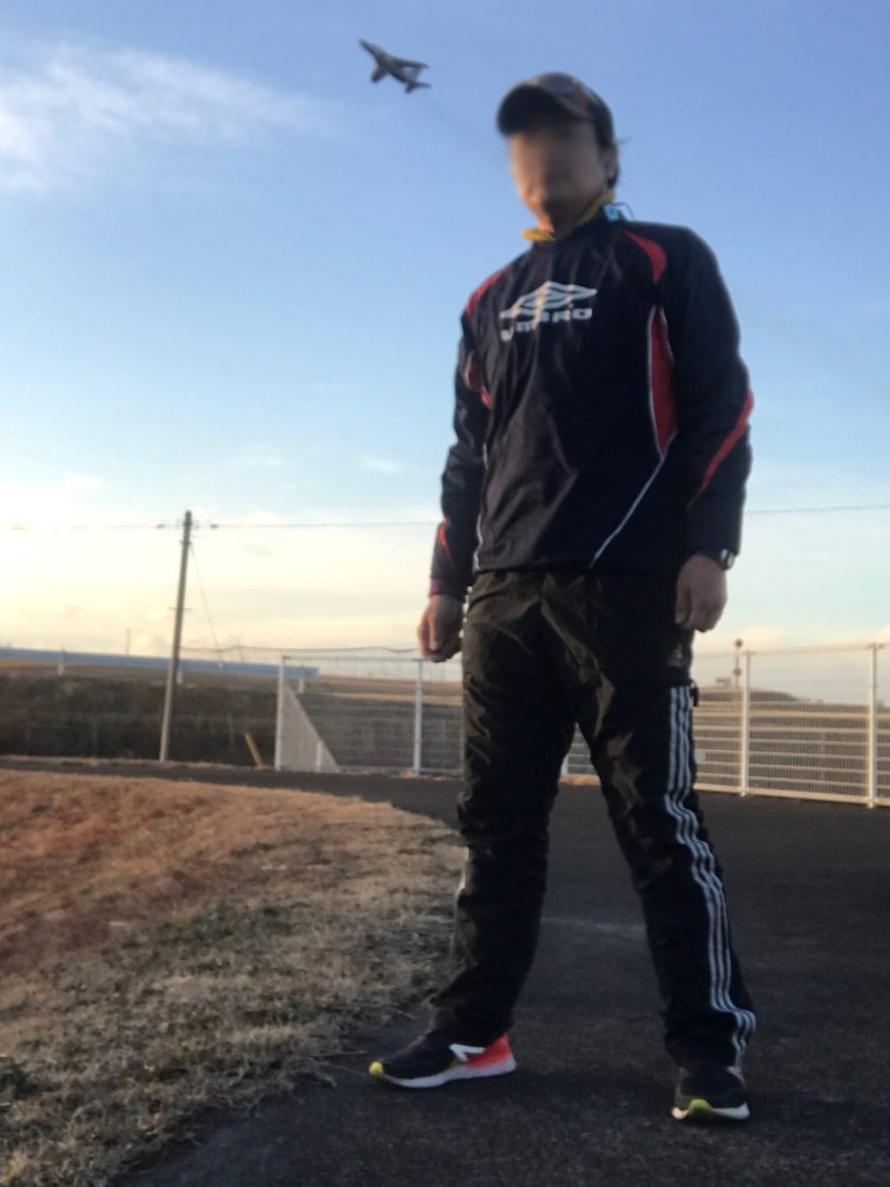 「umbro、adidas、スポーツウェア、ランニングスタイル、冬コーデ、ピステトップ、忘れ物」｜「UMBROのアイテム（ジャージ、ブルー系）」を使った、Tore@minさん（メンズ・174cm）の冬コーディネートの1枚目の写真
